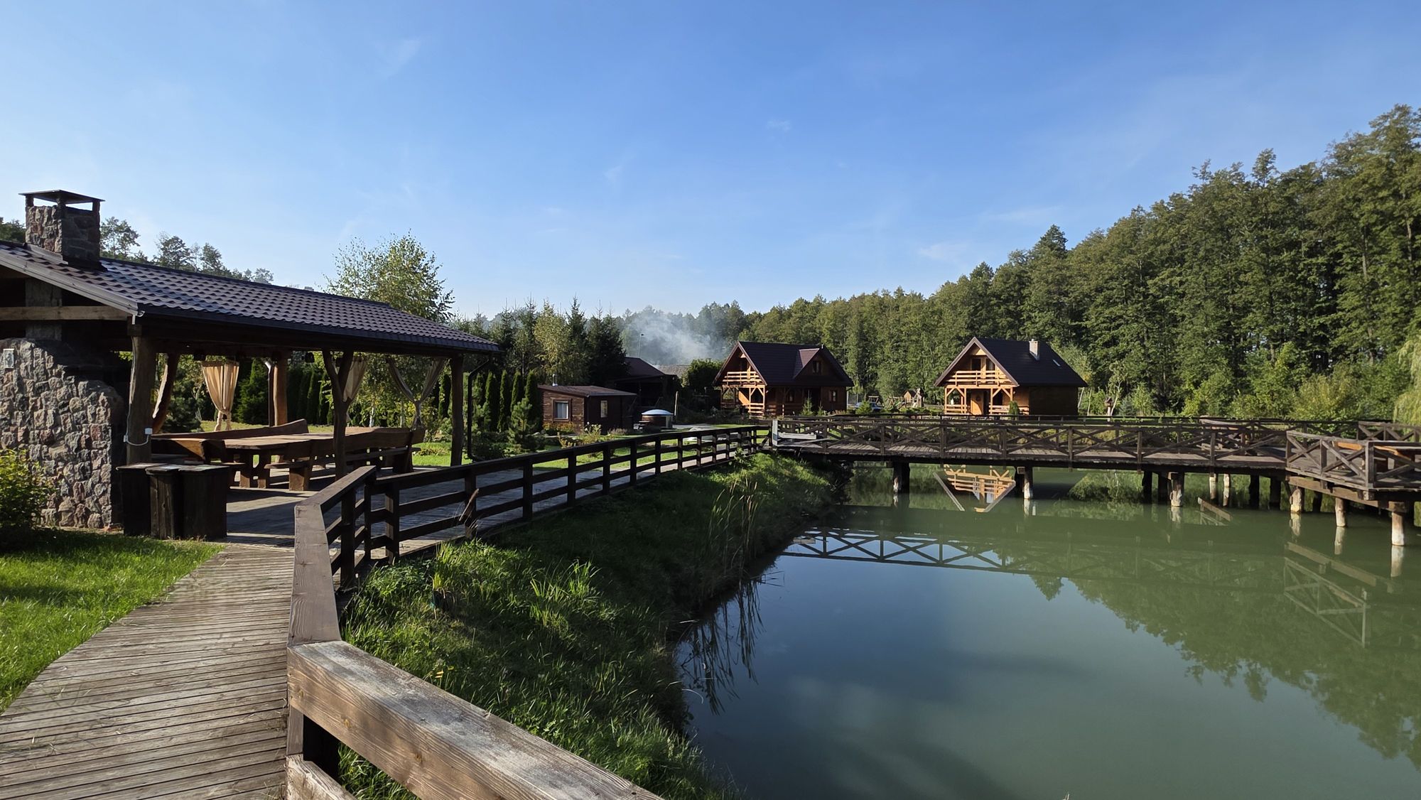 Pomost i altana nad stawem